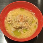 割烹 渡辺 - 上越の米粉麺、新潟の豚さん、セロリ、にんじん和えの白味噌椀物