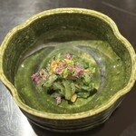 割烹 渡辺 - 佐渡のマハタの春菊ペースト和え（松の実トッピング）
