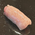 登喜和鮨 - 佐渡のブリフィーユ握り（背中とお腹の美味しいところ）