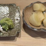 登喜和鮨 - 笹川流れの塩、安曇野の山葵、自家製ガリ（酒のアテ）