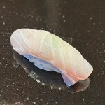 登喜和鮨 - 佐渡のメダイ握り（昆布出汁塩水漬け）