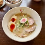 自家製麺 麺や ひなた 塚口店 - 飛来幸地鶏の鶏白湯らーめん 1800円　※正月限定
