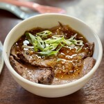 自家製麺 麺や ひなた - 北海道産和牛の炙りローストビーフ丼 700円　※限定