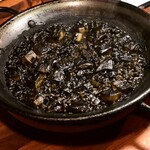 上六ワイン - きれいなイカ墨色！光ってます。