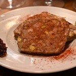 上六ワイン - バスク風のパテ(バスク唐辛子を使ったスパイシーなパテドカンパーニュ)     2200円