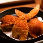 上六ワイン - イディアサバルチキン
      （バスクの羊のチーズを詰め込んだ手羽先の唐揚げ) 1本700円