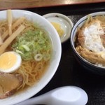恵比寿食堂 - ラーメンとカツ丼のセット930円。