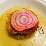 ミラコロ 伊豆高原 地元食材イタリアン - 牛のテール肉を使った料理にパスタを揚げたものが乗っています。(^.^)