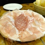 ピッツェリア パーレンテッシ - ●名物タマニーニスライサーで擦る極薄生ハムとサラミの盛り合わせ（2人前）