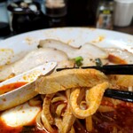 らーめん蔵花 - 下に潜っていたカットされたチャーシュー