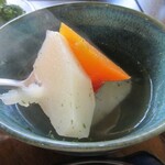 きっ茶 花々 - かぶ、にんじんなどの根菜が入ったあっさり味のスープ