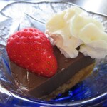 きっ茶 花々 - スポンジケーキにチョコムースを重ねたスイーツ