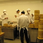 鼎泰豊 - 大勢のスタッフの中から、独立して店を持つ人も多いのでしょうね。