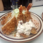 キッチン南海 - エビフライとチキンカツ定食　880円。少し太めのエビフライが2本とチキンカツが1枚。添えはたらこスパとキャベツの千切り。海老はぷりぷりサクサク、チキンカツもサクサクで美味しいです。