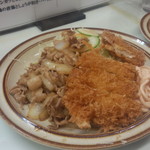 キッチン南海 - チキンカツとしょうが焼き定食　730円。ご飯がすすむしょうが焼きの味付けは絶妙。チキンカツはサクサク。