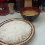キッチン南海 - 定食のご飯と味噌汁。ご飯は案外量が多いです。