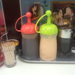 キッチン南海 - 調味料と福神漬。胡麻塩があるのがうれしい。