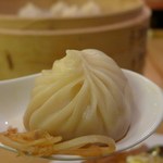 鼎泰豊 - 熱々のスープが溢れてきます・・