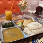 やっぱりナンカレー - ダルバートセット＆ダイナマイトチキン。ジュースはサービス