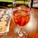 アイリッシュパブザハイブ - キール（白ワイン＆カシスリキュール）