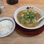ラーメン横綱 - 料理写真:ラーメン並(720円)+餃子セット(320円)