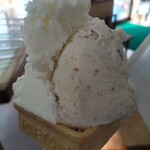 にゅうにゅう工房 - オリジナルミルクとアーモンドミルクのダブル　600円