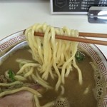 にぼにぼ食堂 - 濃厚煮干し中華そば、麺持ち上げ