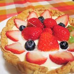 焼きたてチーズタルト専門店PABLO - オープン初日にお家の人が買ってきてくれたのは季節限定(12月限定)
      いちごとベリーのチーズタルト。いちごの酸味とばっちり合っていて、タルト生地はサクッと、
      すごく美味しいです。