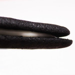 焼きたてチーズタルト専門店PABLO - 竹炭とブラックココアを練り込んだ生地に、
      ゴーダチーズとトリュフ塩入りのチーズクリームをはさんだ
      お菓子(ラングドシャ)です。