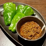 焼肉ホルモン 新井屋 - 牛タンそぼろ生ピーマン