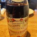 オービカ モッツァレラバー - サラダにお好みでザクロのビネガー。甘みがあり美味しいです。