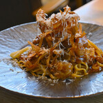 LATTE GRAPHIC - 擦りたてチーズの牛すじボロネーゼ＠1,630円＋税 │ 平日13:36頃訪問→13:46頃入店＆着席