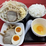 ラーメン もっけだの - 『朝食セット(ラーメン・ライス大・野菜マシマシ・背脂普通＋A賞特典)＋ニンニク』
