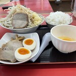 ラーメン もっけだの - 『朝食セット(ラーメン・ライス大・野菜マシマシ・背脂普通＋A賞特典)＋ニンニク』