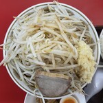 ラーメン もっけだの - 『朝食セット(ラーメン・ライス大・野菜マシマシ・背脂普通＋A賞特典)＋ニンニク』のハーフラーメン野菜マシマシ＋ニンニク