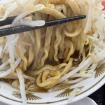 ラーメン もっけだの - 『朝食セット(ラーメン・ライス大・野菜マシマシ・背脂普通＋A賞特典)＋ニンニク』の麺