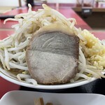 ラーメン もっけだの - 『朝食セット(ラーメン・ライス大・野菜マシマシ・背脂普通＋A賞特典)＋ニンニク』のハーフラーメン野菜マシマシ＋ニンニク