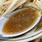 ラーメン もっけだの - 『朝食セット(ラーメン・ライス大・野菜マシマシ・背脂普通＋A賞特典)＋ニンニク』のスープ