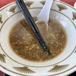 ラーメン もっけだの - 『朝食セット(ラーメン・ライス大・野菜マシマシ・背脂普通＋A賞特典)＋ニンニク』のスープ