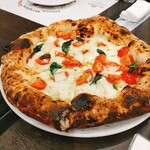イル ネッソピッツァナポレターナ - ミニトマト、バジル、モッツアレラ