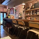 ワルン プアン - カウンターと、テーブル席。