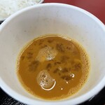 ラーメン もっけだの - 『朝食セット(ラーメン・ライス大・野菜マシマシ・背脂普通＋A賞特典)＋ニンニク』の生卵＆カエシ