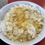 ラーメン もっけだの - 『朝食セット(ラーメン・ライス大・野菜マシマシ・背脂普通＋A賞特典)＋ニンニク』のTKG