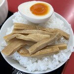 ラーメン もっけだの - 『朝食セット(ラーメン・ライス大・野菜マシマシ・背脂普通＋A賞特典)＋ニンニク』の味玉＆メンマ