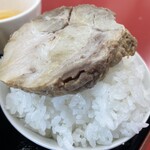 ラーメン もっけだの - 『朝食セット(ラーメン・ライス大・野菜マシマシ・背脂普通＋A賞特典)＋ニンニク』のライス＋豚