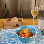 GRAPEREPUBLICINC. VINERIA SALONE - スパークリングワイン、前菜＆パン