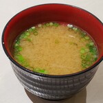 仙令鮨 仙台駅1F店 - セットの椀物（アラから出汁をとった味噌汁、具は小ネギとトサカノリ）