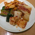焼肉やっちゃん - キムチ盛り合わせ