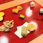 豆腐料理とおばんざい まるたけえびす豆八 京都 先斗町 - おばんざいプレート8品。手前のホタテのあられ揚げと京生麩一口カツは最高に美味しかったです。