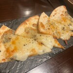 サントリーバー＆ダイニング 北新地 水響亭 - 私の好きなクアトロフォルマッジョ　ピザはもう1つミックスピザみたいだのを頼んだのに写真撮り忘れみたいです(^^;